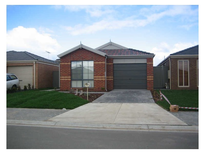 25 Mossman Drive, Cranbourne East VIC 3977