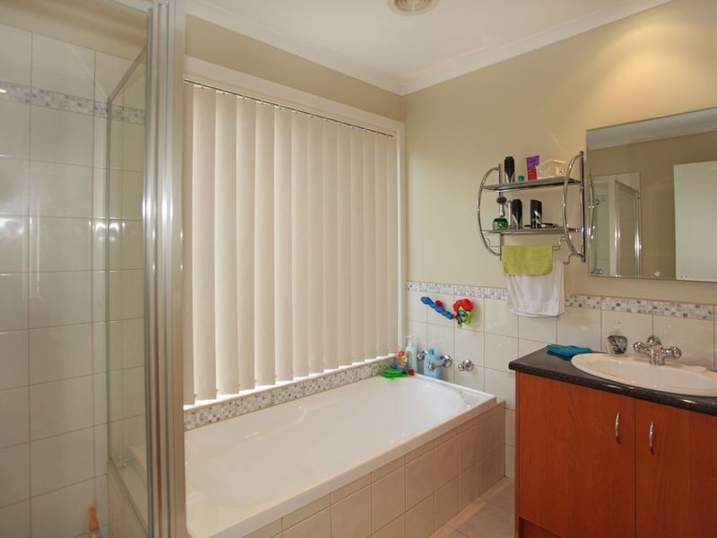 13 Glenisla Way, Berwick VIC 3806