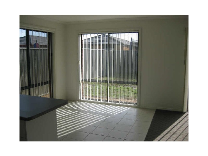 28 Mossman Drive, Cranbourne VIC 3977