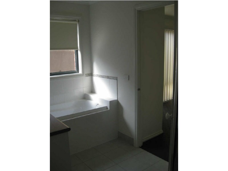 28 Mossman Drive, Cranbourne VIC 3977