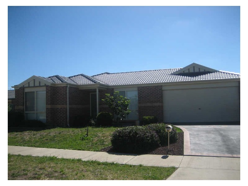 27 Nyarrin Place, Cranbourne VIC 3977