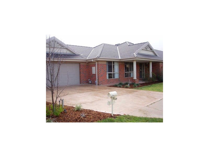 4 Royal Court, Narre Warren South VIC 3805