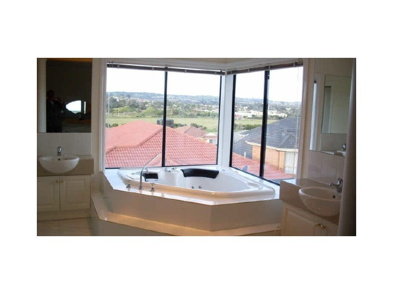 2 Manorlord Place, Narre Warren VIC 3805