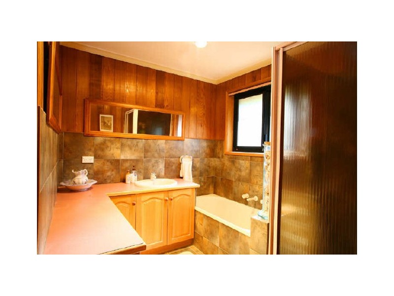 24 Innes Court, Berwick VIC 3806