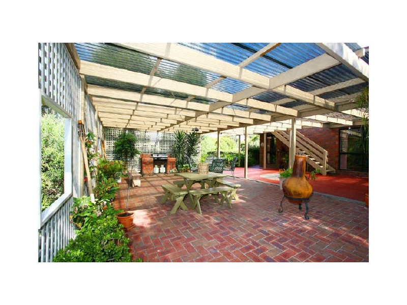 24 Innes Court, Berwick VIC 3806