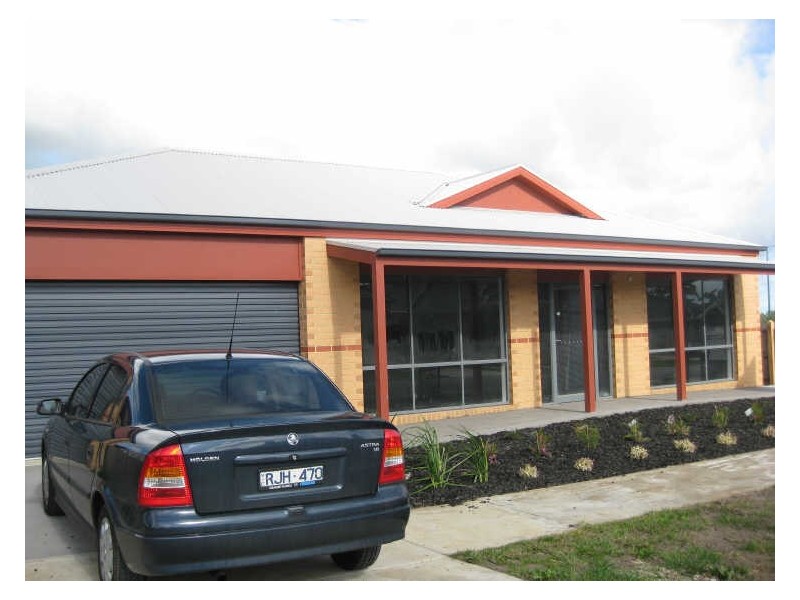 5 Ferndown Drive, Cranbourne VIC 3977