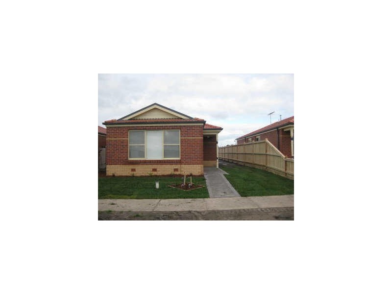 5 McCallum Drive, Cranbourne VIC 3977