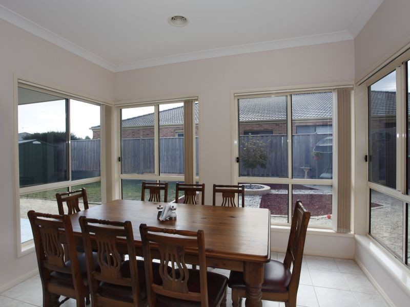 25 Riviera Drive, Berwick VIC 3806