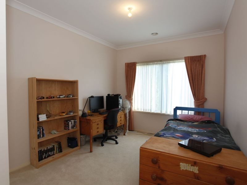 25 Riviera Drive, Berwick VIC 3806