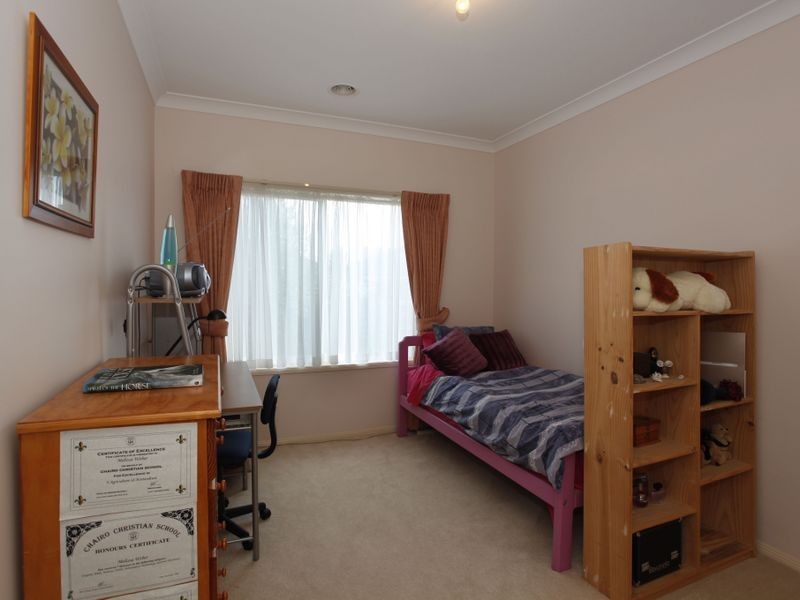 25 Riviera Drive, Berwick VIC 3806