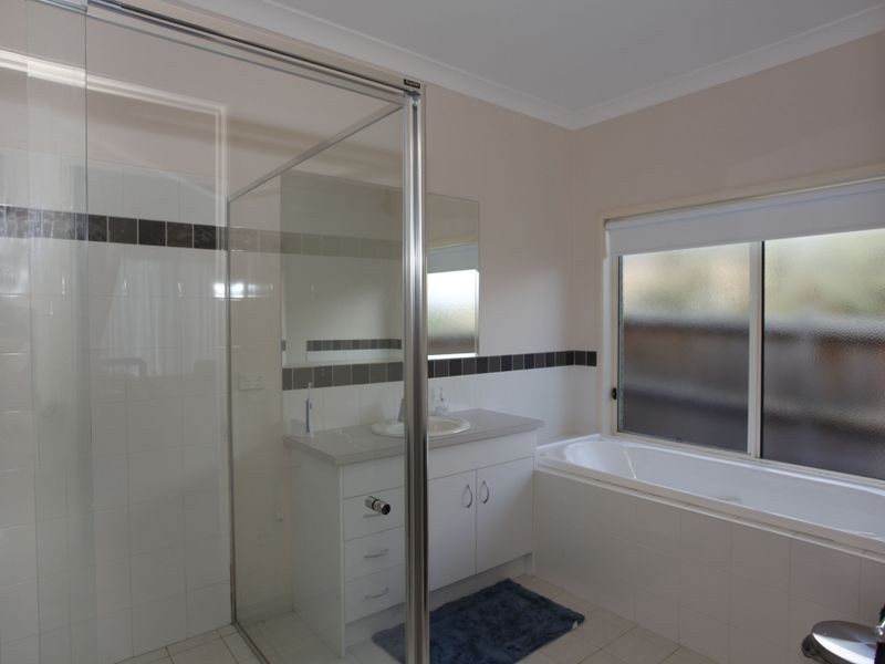 25 Riviera Drive, Berwick VIC 3806