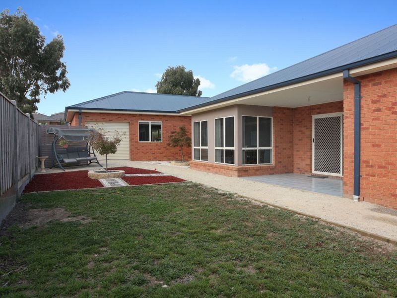 25 Riviera Drive, Berwick VIC 3806