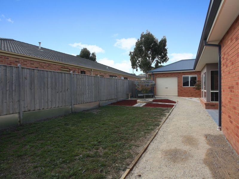 25 Riviera Drive, Berwick VIC 3806