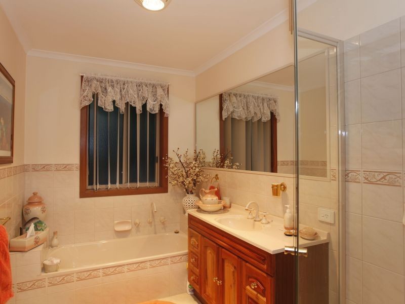 12 Barellan Mews, Berwick VIC 3806