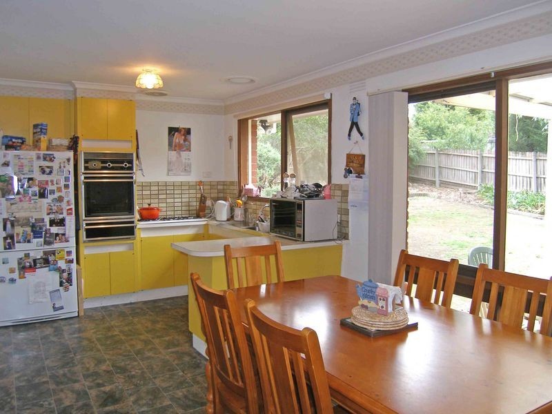 4 Woodworth Close, Endeavour Hills VIC 3802