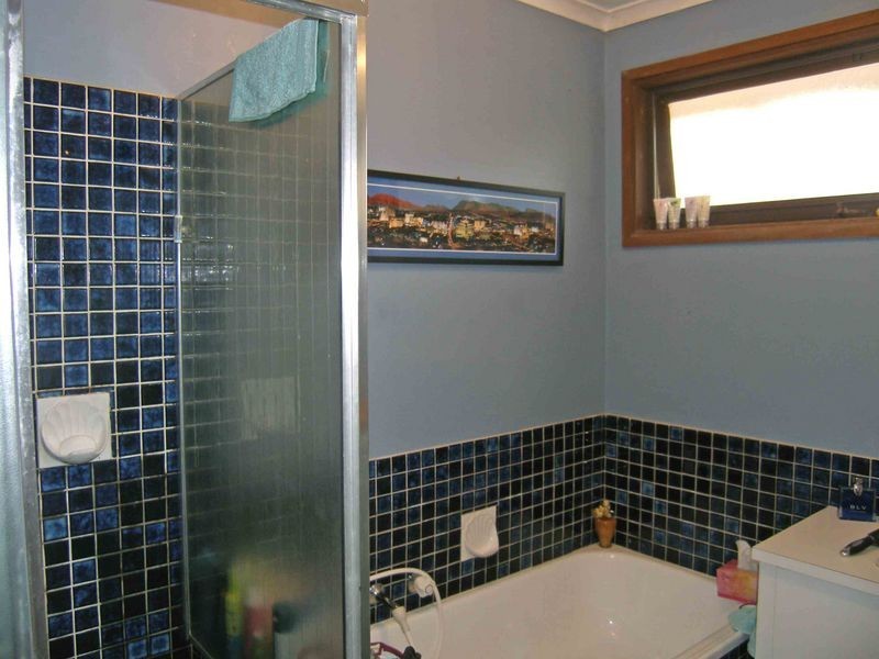 4 Woodworth Close, Endeavour Hills VIC 3802