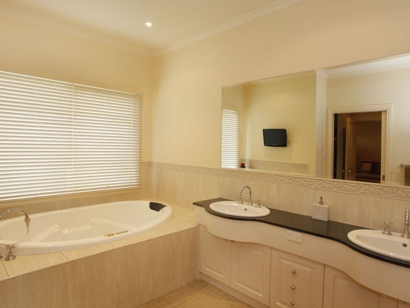 10 Springbank Rise, Narre Warren North VIC 3804