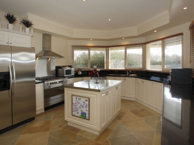 10 Springbank Rise, Narre Warren North VIC 3804