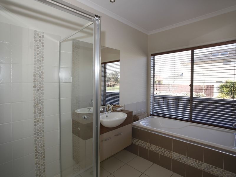 106 Bridgewater Boulevard, Berwick VIC 3806