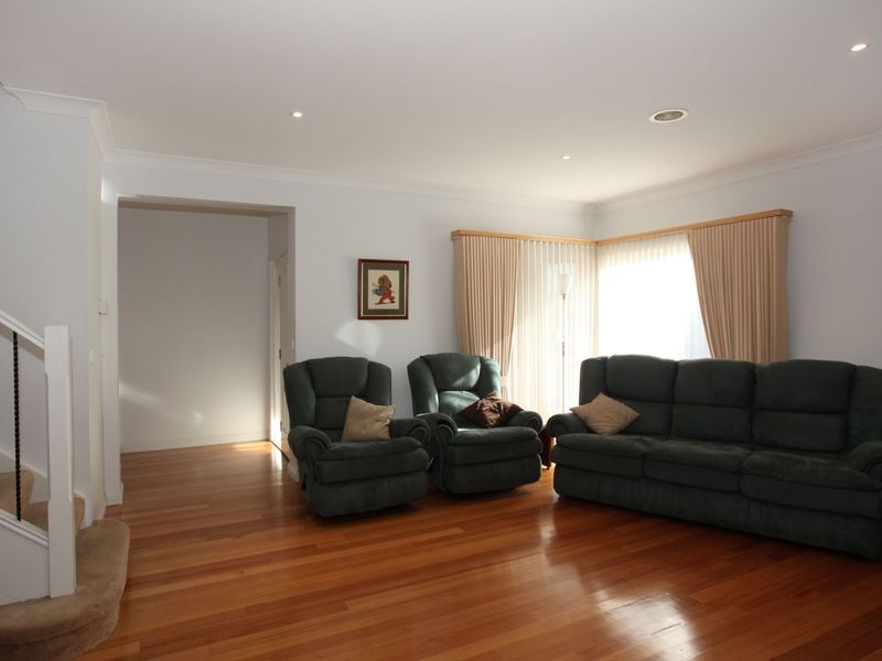 4/17 Gloucester Avenue, Berwick VIC 3806