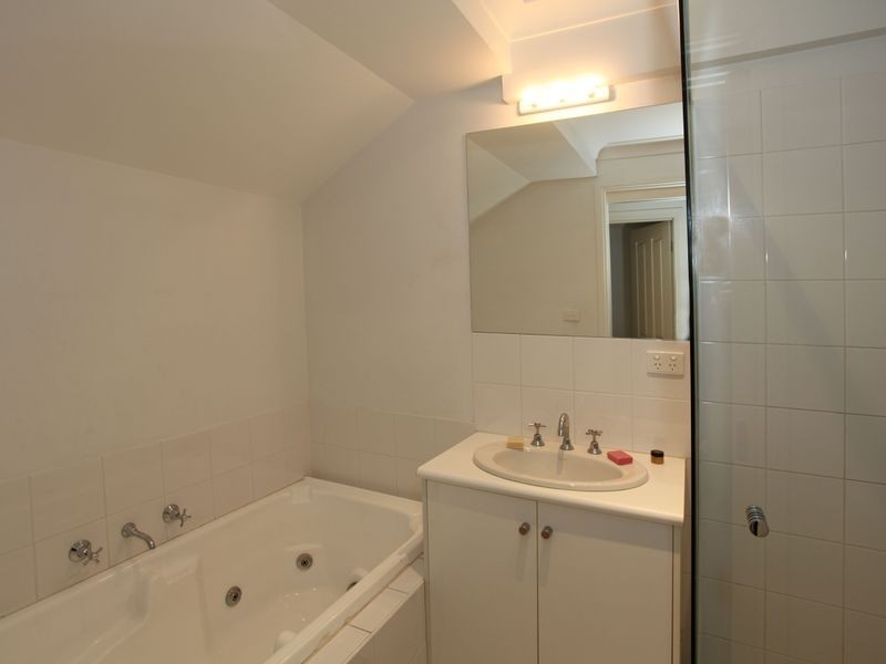 4/17 Gloucester Avenue, Berwick VIC 3806