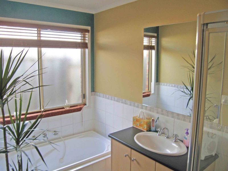 11 Chatswood Drive, Narre Warren South VIC 3805