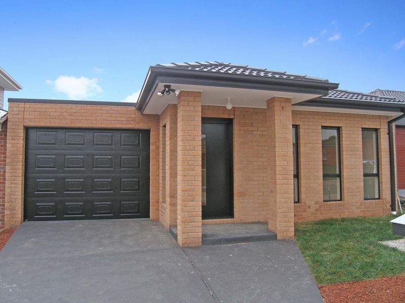 8 Karlson Way, Cranbourne North VIC 3977