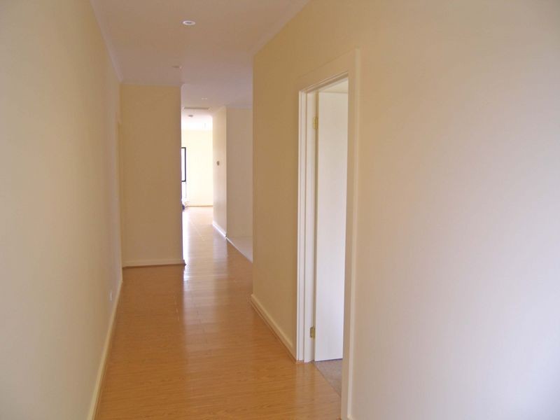 8 Karlson Way, Cranbourne North VIC 3977