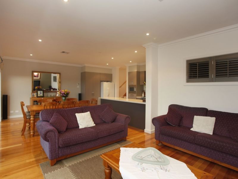 2/25 Canberra Avenue, Berwick VIC 3806