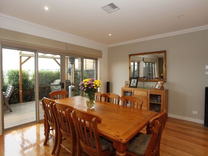 2/25 Canberra Avenue, Berwick VIC 3806