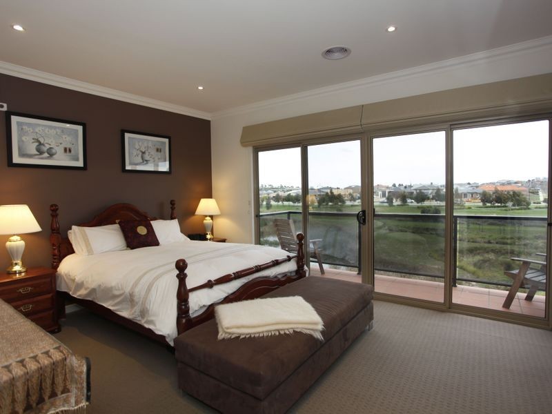 2/25 Canberra Avenue, Berwick VIC 3806