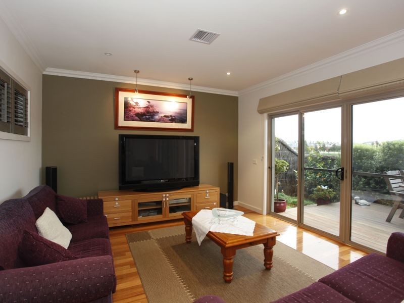 2/25 Canberra Avenue, Berwick VIC 3806