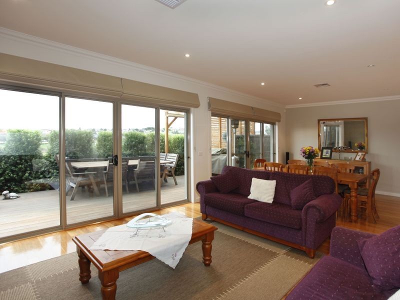 2/25 Canberra Avenue, Berwick VIC 3806