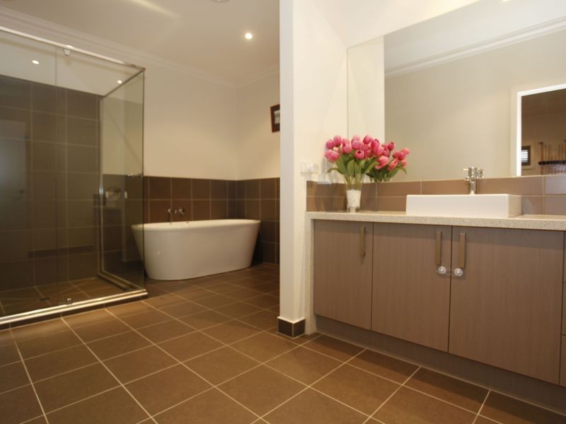 2/25 Canberra Avenue, Berwick VIC 3806