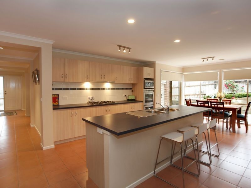 18 Riviera Drive, Berwick VIC 3806
