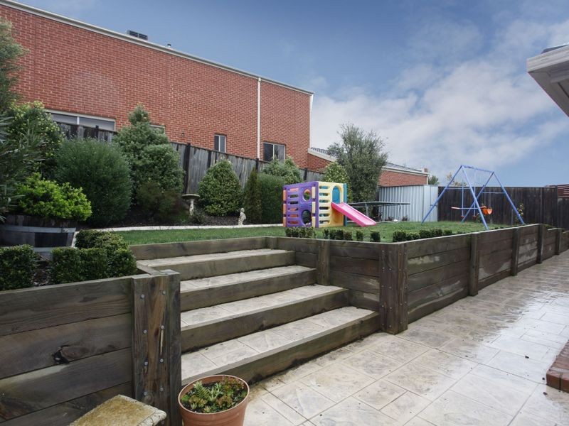 18 Riviera Drive, Berwick VIC 3806