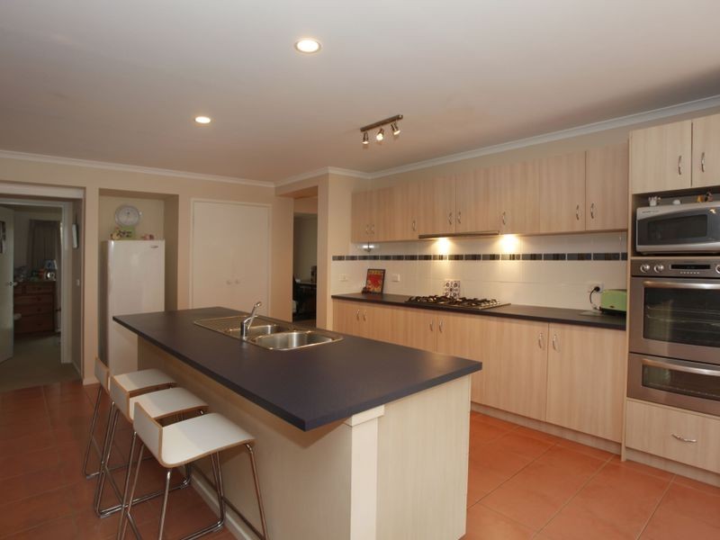 18 Riviera Drive, Berwick VIC 3806