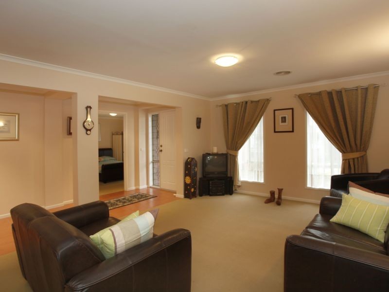 18 Riviera Drive, Berwick VIC 3806