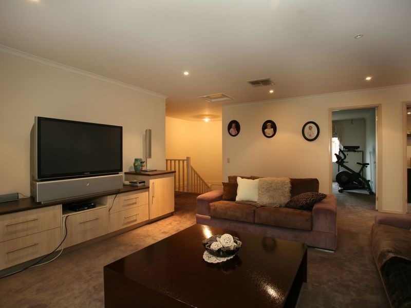 5 Floral Gardens, Narre Warren South VIC 3805