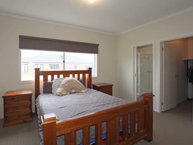 14 Merrowland Avenue, Cranbourne North VIC 3977