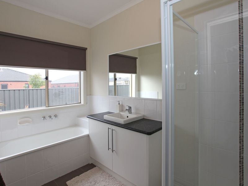 14 Merrowland Avenue, Cranbourne North VIC 3977