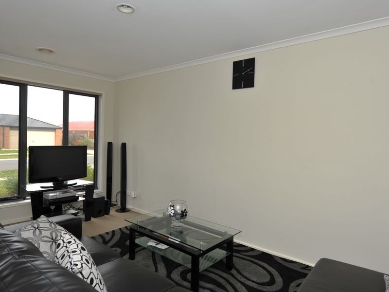 79 Calais Circuit, Cranbourne West VIC 3977
