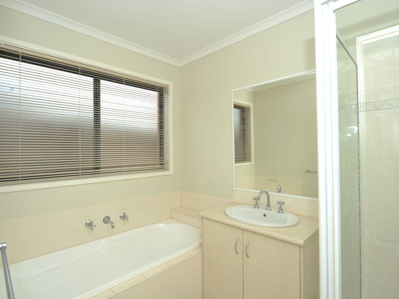 79 Calais Circuit, Cranbourne West VIC 3977