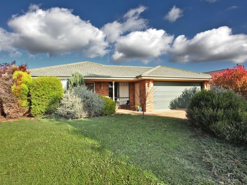 11 Marina Court, Berwick VIC 3806