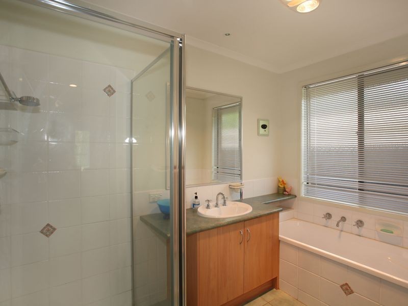 11 Marina Court, Berwick VIC 3806