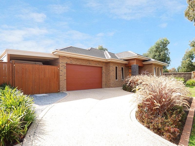 10 Don Collins Way, Berwick VIC 3806