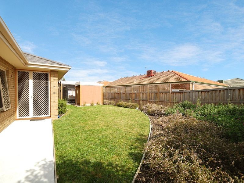 10 Don Collins Way, Berwick VIC 3806