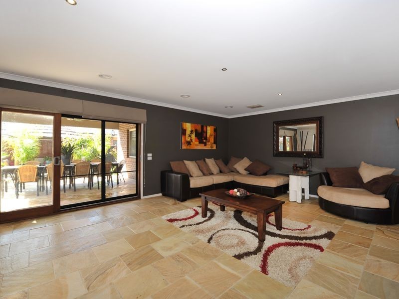 16 Wild Scotchman Way, Clyde North VIC 3978