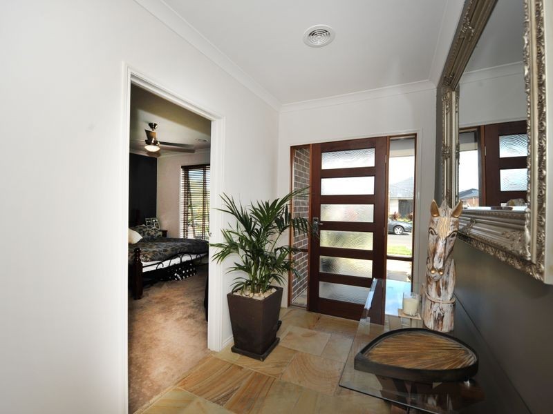 16 Wild Scotchman Way, Clyde North VIC 3978