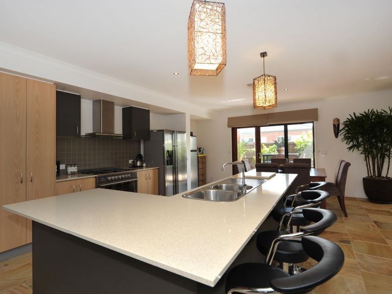 16 Wild Scotchman Way, Clyde North VIC 3978
